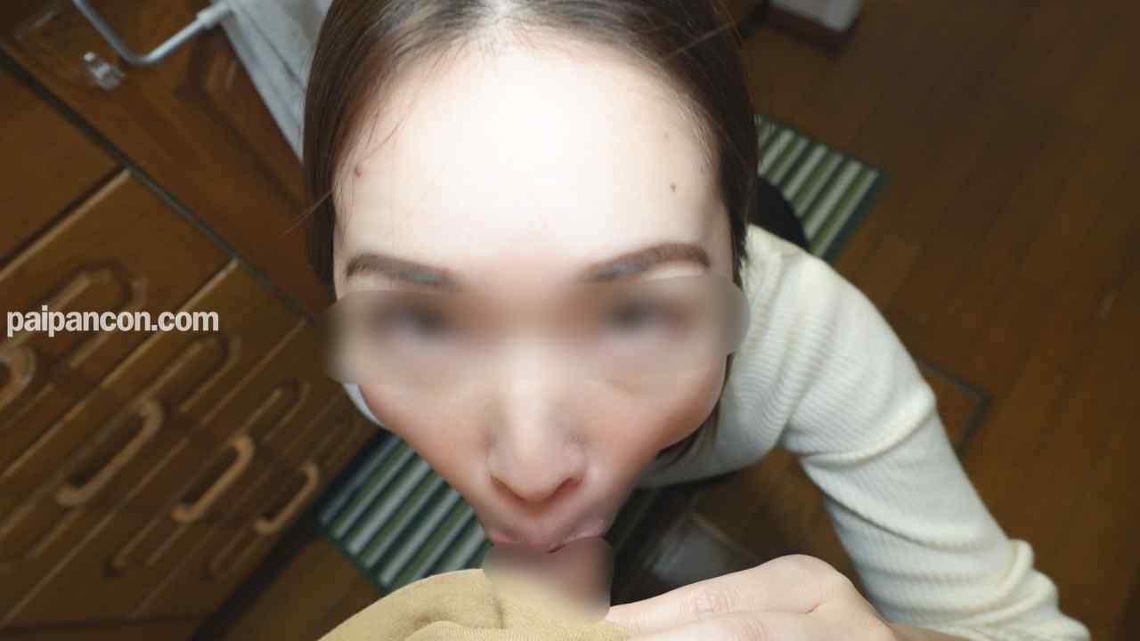 FC2-PPV-4588898 - 【無修正ｘ個人撮影】奇跡のアラフォー美魔女、白昼堂々おコ様が隣の部屋に居るにも関わらず、性的内職活動。自宅の台所で着衣のまま、騎乗位で中出しされる… thumbnail_5.jpg